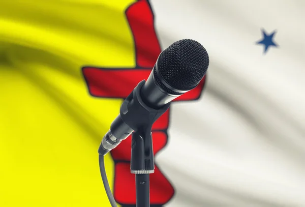 Микрофон на подставке с канадской провинцией флаг на фоне - Нунавут — стоковое фото