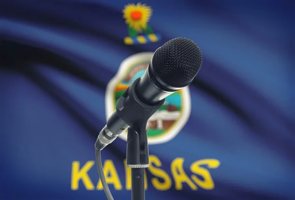 Micrófono en pedestal con nosotros estado de bandera en el fondo - Kansas —  Fotos de Stock