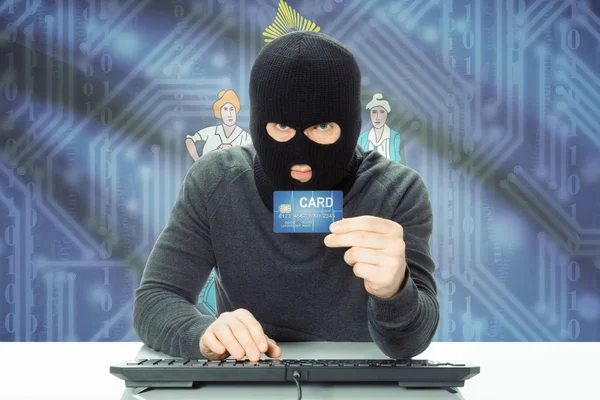 Hacker drží kreditních karet a Usa státní vlajky na pozadí - Maine — Stock fotografie
