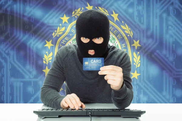 持有信用卡和美国国旗背景-新汉普郡的黑客 — 图库照片