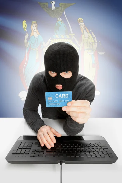 Хакер проведение кредитной карты с нами государственный флаг на фоне - Нью-Йорк — стоковое фото