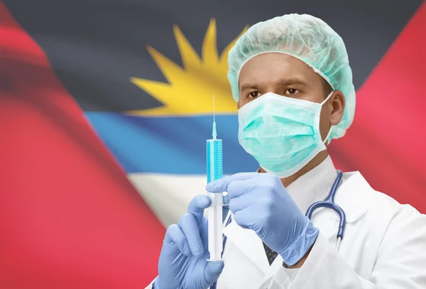 Medico con la siringa nelle mani e bandiera sulla serie della priorità bassa - Antigua e Barbuda — Foto Stock