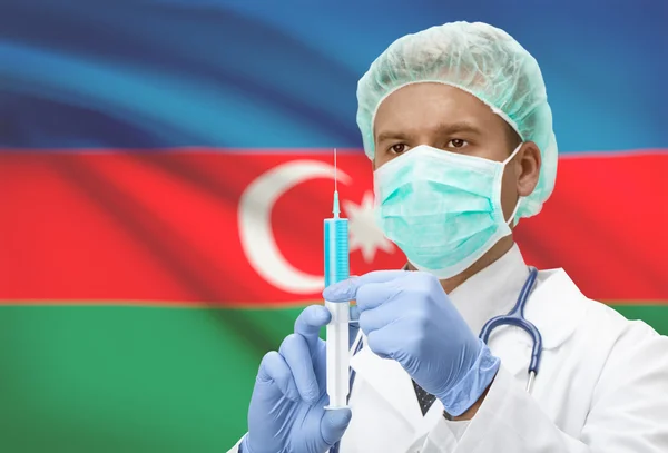 Médecin avec une seringue dans les mains et le drapeau sur la série de fond - Azerbaïdjan — Photo