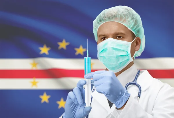 Médico con jeringa en las manos y la bandera en la serie de fondo - Cabo Verde — Foto de Stock