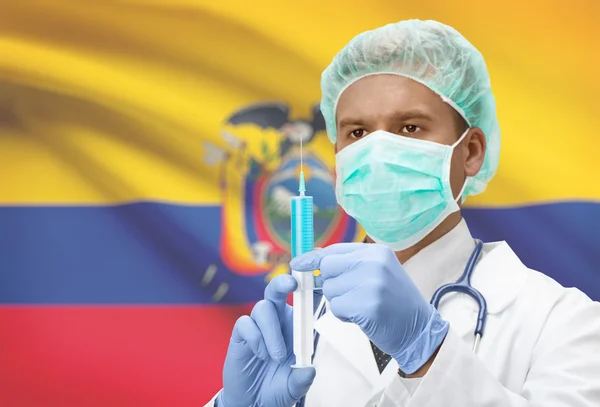 Médecin avec une seringue dans les mains et le drapeau sur la série de fond - Equateur — Photo