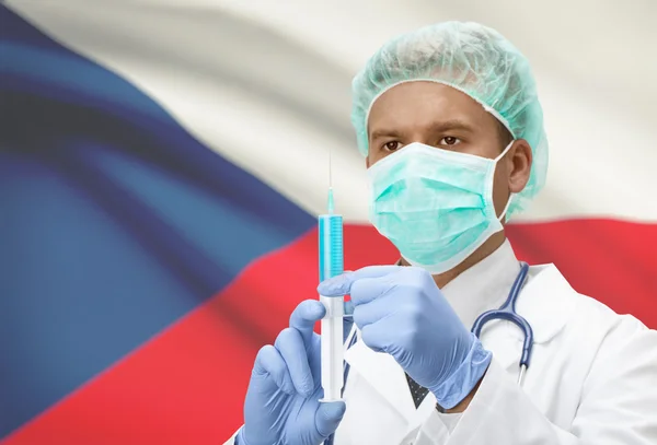 Médico con jeringa en las manos y la bandera en la serie del fondo - República Checa — Foto de Stock