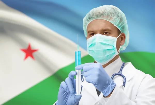 Médico com uma seringa nas mãos e bandeira na série de fundo - Djibouti — Fotografia de Stock