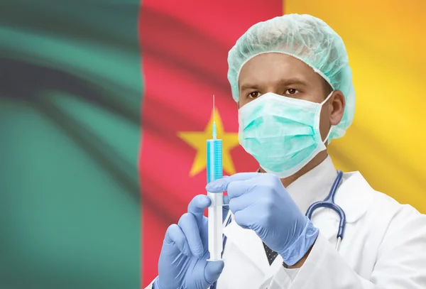 Lekarz z strzykawka w ręce i flagi na tle serii - Kamerun — Zdjęcie stockowe