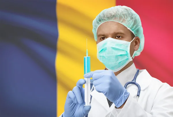 Médecin avec une seringue dans les mains et le drapeau sur la série de fond - Tchad — Photo