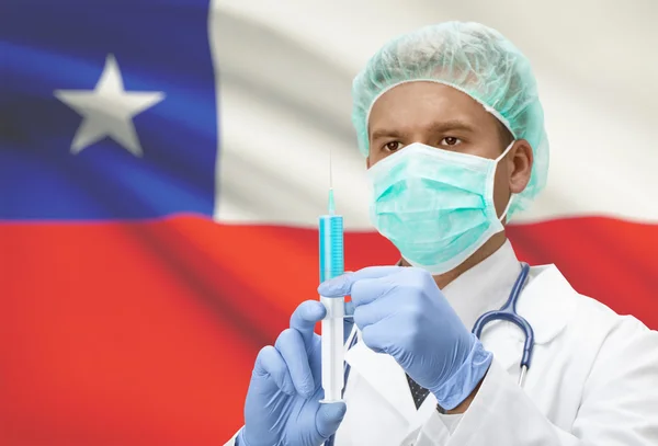 Arzt mit Spritze in Händen und Flagge auf Hintergrund-Serie - Chile — Stockfoto
