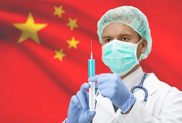 Medico con la siringa nelle mani e bandiera sulla serie della priorità bassa - Cina — Foto Stock