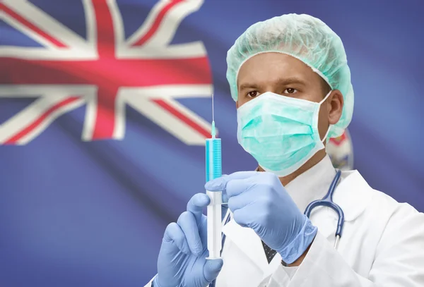 Arzt mit Spritze in Händen und Flagge auf Hintergrund-Serie - Cayman-Inseln — Stockfoto