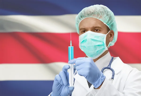 Medico con la siringa nelle mani e bandiera sulla serie della priorità bassa - Costa Rica — Foto Stock