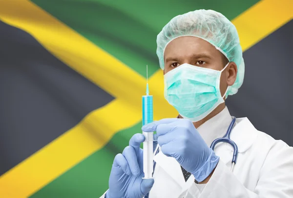 Médico con jeringa en las manos y la bandera en la serie del fondo - Jamaica —  Fotos de Stock