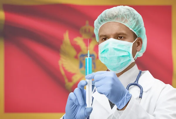 Medico con la siringa nelle mani e bandiera sulla serie della priorità bassa - Montenegro — Foto Stock