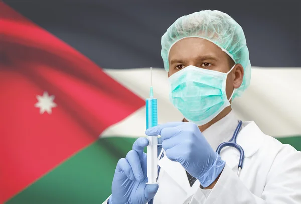 Médecin avec une seringue dans les mains et le drapeau sur la série de fond - Jordan — Photo