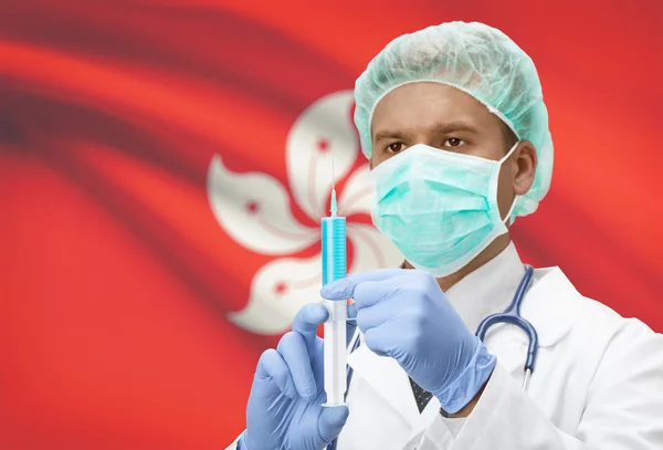 Médecin avec une seringue dans les mains et le drapeau sur la série de fond - Hong Kong — Photo