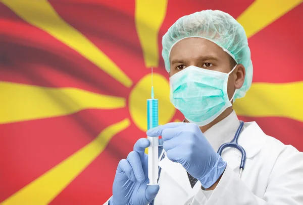 Medico con la siringa nelle mani e bandiera sulla serie della priorità bassa - Macedonia — Foto Stock