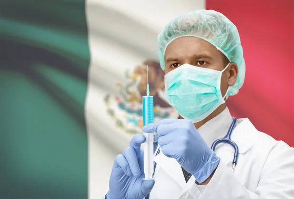 Arzt mit Spritze in Händen und Flagge auf Hintergrund-Serie - Mexiko — Stockfoto