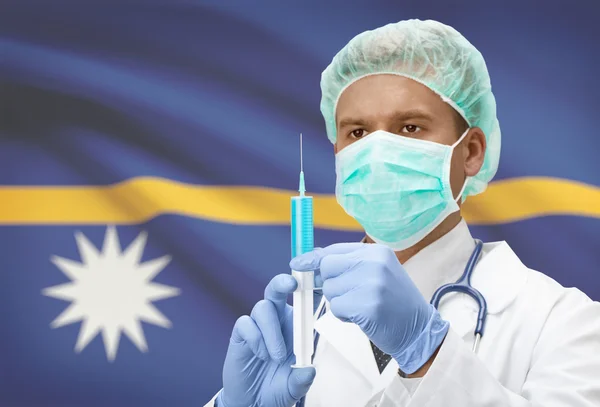 Médecin avec une seringue dans les mains et le drapeau sur la série de fond - Nauru — Photo