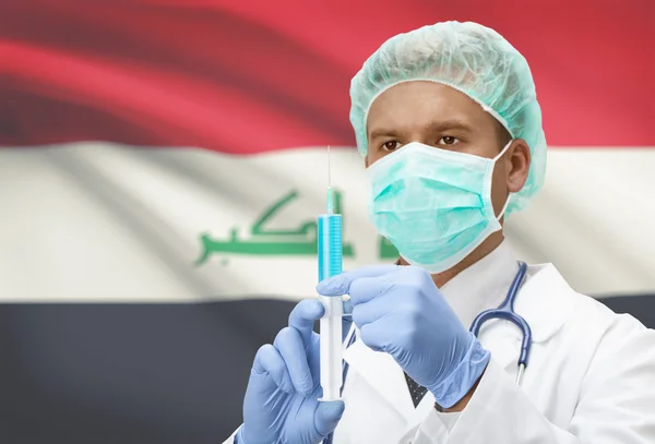 Доктор с шприц в руках и флаг на фоне серии - Ирак — стоковое фото