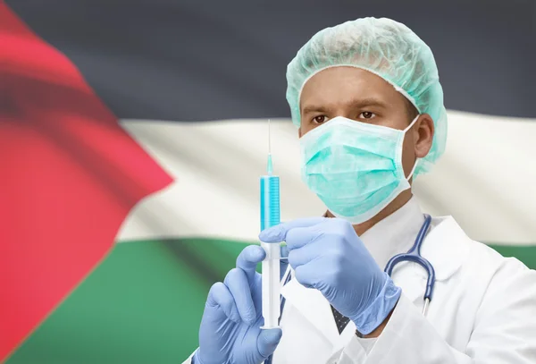 Médecin avec une seringue dans les mains et le drapeau sur la série de fond - Palestine — Photo