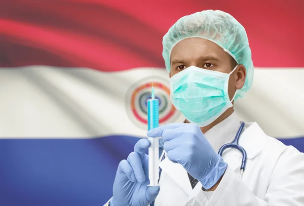 Médecin avec une seringue dans les mains et le drapeau sur la série de fond - Paraguay — Photo