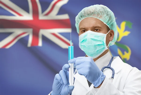 Доктор с шприц в руках и флаг на фоне серии - острова Питкэрн — стоковое фото