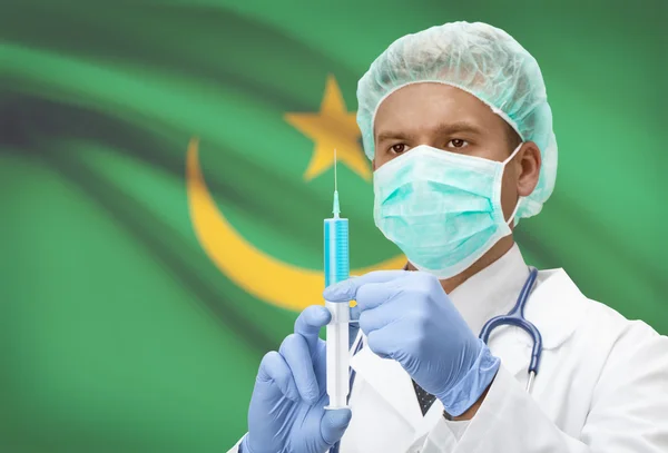 Médecin avec une seringue dans les mains et le drapeau sur la série de fond - Mauritanie — Photo