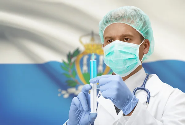 Доктор с шприц в руках и флаг на фоне серии - Сан-Марино — стоковое фото