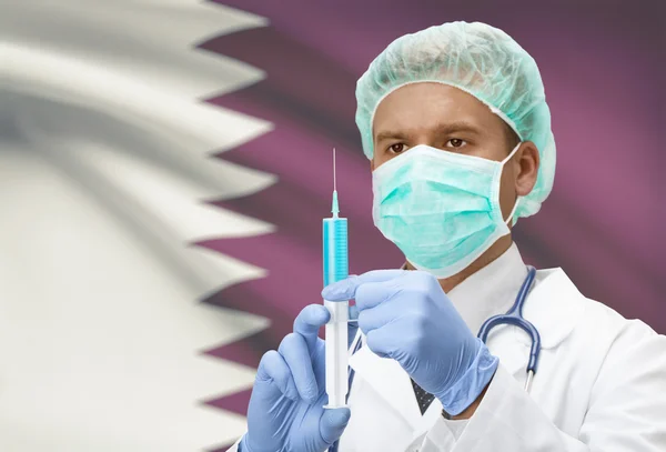 Medico con la siringa nelle mani e bandiera sulla serie della priorità bassa - Qatar — Foto Stock