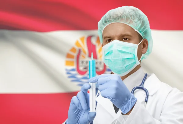 Médico con jeringa en las manos y la bandera en la serie de fondo - Polinesia francesa — Foto de Stock