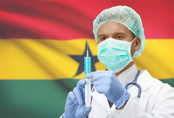 Médico con jeringa en las manos y la bandera en la serie del fondo - Ghana —  Fotos de Stock
