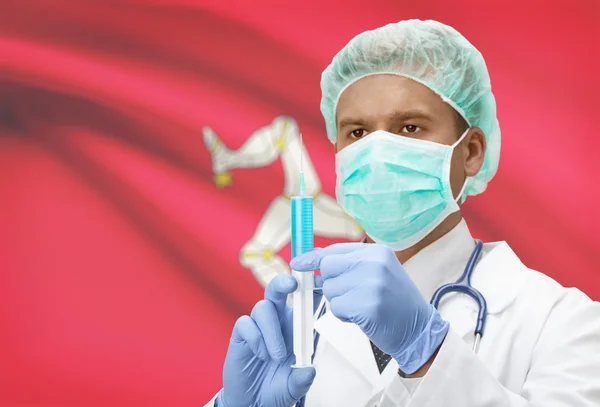 Médecin avec une seringue dans les mains et le drapeau sur la série de fond - île de Man — Photo