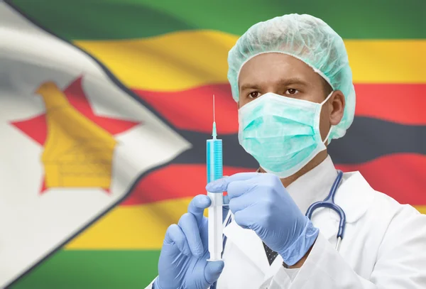 Lekarz z strzykawka w ręce i flagi na tle serii - Zimbabwe — Zdjęcie stockowe