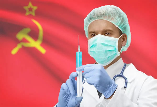 Arzt mit Spritze in Händen und Flagge auf Hintergrund Serie - UdSSR - Sowjetunion — Stockfoto