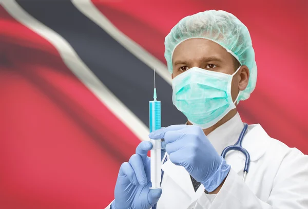 Médecin avec une seringue dans les mains et le drapeau sur la série de fond - Trinidad et Tobago — Photo