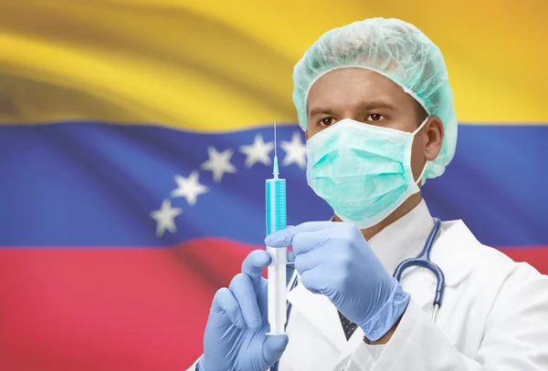 Läkare med spruta i händer och flagga på bakgrunden serien - Venezuela — Stockfoto