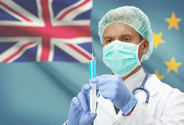 Médico con jeringa en las manos y la bandera en la serie de fondo - Tuvalu — Foto de Stock