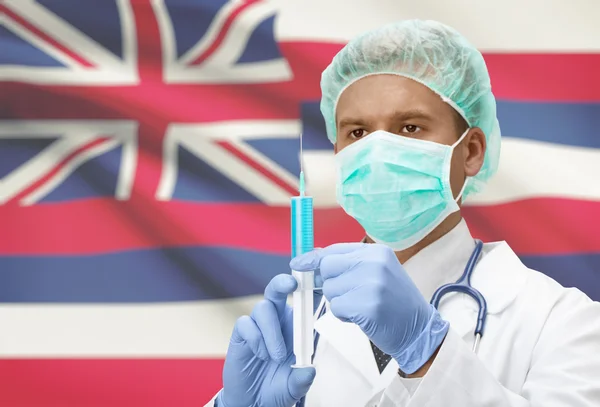 Doctor with syringe in hands and US states flags on background series - Hawaii — Foto Stock