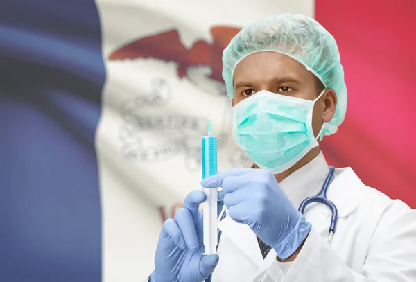 Docteur avec une seringue dans les mains et nous indique les drapeaux sur les séries de fond - Iowa — Photo