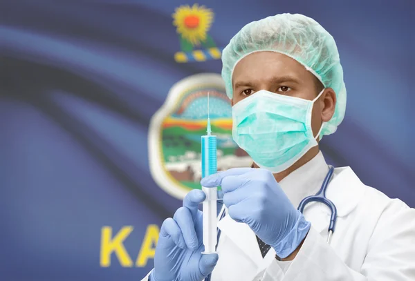 Doctor with syringe in hands and US states flags on background series - Kansas — Stockfoto