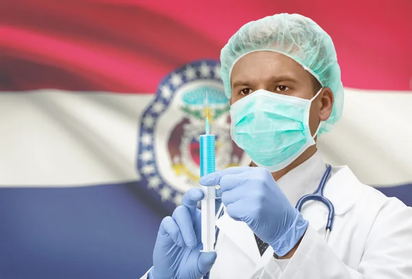 Doctor with syringe in hands and US states flags on background series - Missouri —  Fotos de Stock