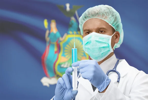 Doctor with syringe in hands and US states flags on background series - New York — Stockfoto