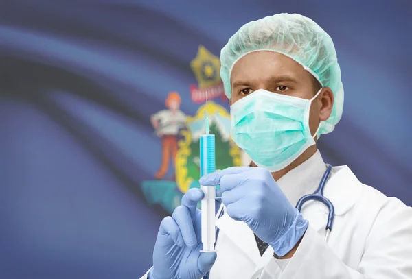 Doctor with syringe in hands and US states flags on background series - Maine — Foto Stock
