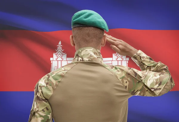Soldat de peau foncée avec drapeau sur fond - Cambodge — Photo
