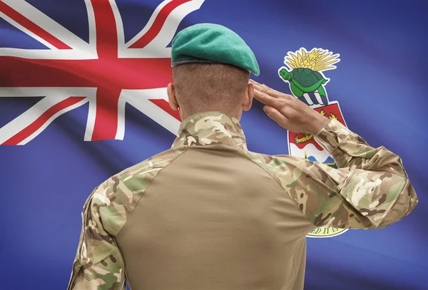 Donkerhuidige soldaat met vlag op achtergrond - Cayman eilanden — Stockfoto