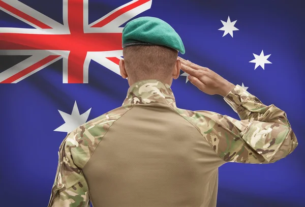 Piel oscura soldado con bandera sobre fondo - Australia —  Fotos de Stock