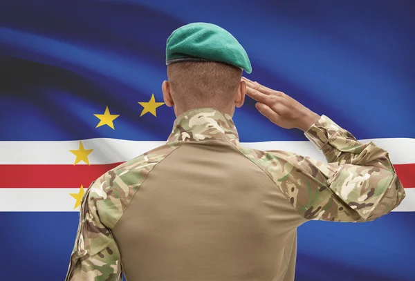 背景 - カーボベルデの国旗と浅黒い肌の兵士 — ストック写真