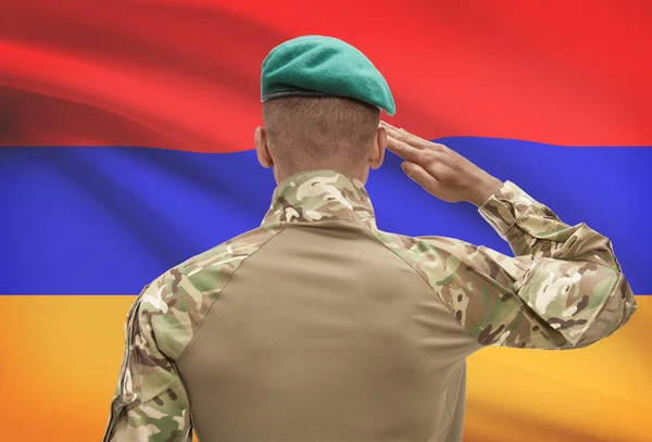 Donkerhuidige soldaat met vlag op achtergrond - Armenië — Stockfoto